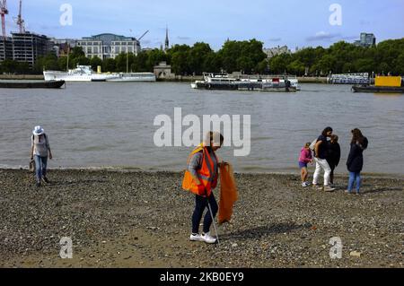 Ein Recycling-Team ist auf der Southbank der Themse abgebildet, als sie am 23. August 2018 den Strand von Plastik und Müll in London säubern. (Foto von Alberto Pezzali/NurPhoto) Stockfoto