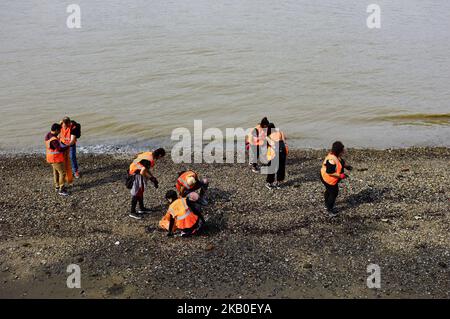 Ein Recycling-Team ist auf der Southbank der Themse abgebildet, als sie am 23. August 2018 den Strand von Plastik und Müll in London säubern. (Foto von Alberto Pezzali/NurPhoto) Stockfoto