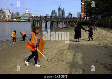 Ein Recycling-Team ist auf der Southbank der Themse abgebildet, als sie am 23. August 2018 den Strand von Plastik und Müll in London säubern. (Foto von Alberto Pezzali/NurPhoto) Stockfoto