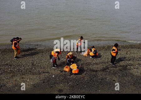 Ein Recycling-Team ist auf der Southbank der Themse abgebildet, als sie am 23. August 2018 den Strand von Plastik und Müll in London säubern. (Foto von Alberto Pezzali/NurPhoto) Stockfoto