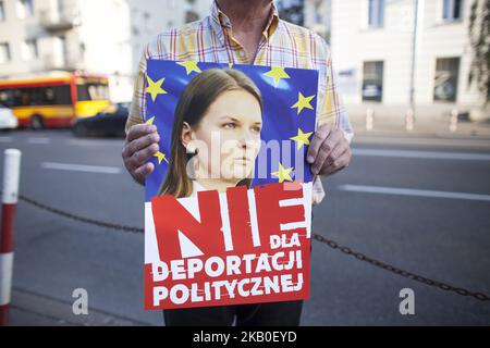 Der Protestierende hält während des Protestes nach der Deportation von Ljudmyla Kozlovska in Warschau am 23. August 2018 ein Transparent. (Foto von Maciej Luczniewski/NurPhoto) Stockfoto