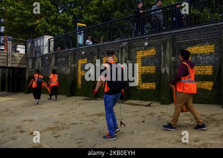 Ein Recycling-Team ist auf der Southbank der Themse abgebildet, als sie am 23. August 2018 den Strand von Plastik und Müll in London säubern. (Foto von Alberto Pezzali/NurPhoto) Stockfoto