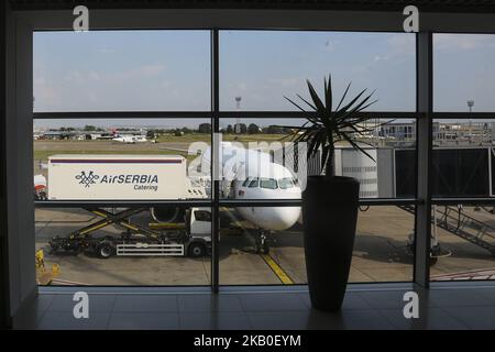 Air Serbia wie am 21 2018. August in Belgrad, Serbien, der Flaggenträger des Landes, gesehen. Die Fluggesellschaft betreibt eine Flotte von 21 Flugzeugen vom Hauptdrehkreuz Nikola Tesla International Airport in Belgrad, Serbien. Die Fluggesellschaft gehört der Regierung Serbiens und Etihad Airways, da Etihad eine 49%-Beteiligung an Jat Airways, dem früheren Namen von Air Serbia, erworben hat. Die Fluggesellschaft besitzt eine Tochtergesellschaft namens Aviolet. Die heutige Flotte besteht aus 21 Flugzeugen und einem Auftrag von 10 neuen Airbus A320neo. Derzeit werden 8 Airbus A319, 2 Airbus A320, 3 ATR 72-200, 3 ATR 72-500, 4 Boeing 737-300 und eine breite Karosserie eingesetzt Stockfoto