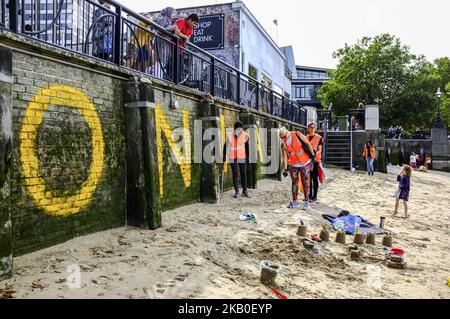 Ein Recycling-Team ist auf der Southbank der Themse abgebildet, als sie am 23. August 2018 den Strand von Plastik und Müll in London säubern. (Foto von Alberto Pezzali/NurPhoto) Stockfoto