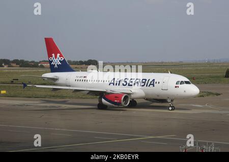 Air Serbia wie am 21 2018. August in Belgrad, Serbien, der Flaggenträger des Landes, gesehen. Die Fluggesellschaft betreibt eine Flotte von 21 Flugzeugen vom Hauptdrehkreuz Nikola Tesla International Airport in Belgrad, Serbien. Die Fluggesellschaft gehört der Regierung Serbiens und Etihad Airways, da Etihad eine 49%-Beteiligung an Jat Airways, dem früheren Namen von Air Serbia, erworben hat. Die Fluggesellschaft besitzt eine Tochtergesellschaft namens Aviolet. Die heutige Flotte besteht aus 21 Flugzeugen und einem Auftrag von 10 neuen Airbus A320neo. Derzeit werden 8 Airbus A319, 2 Airbus A320, 3 ATR 72-200, 3 ATR 72-500, 4 Boeing 737-300 und eine breite Karosserie eingesetzt Stockfoto