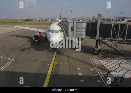 Air Serbia wie am 21 2018. August in Belgrad, Serbien, der Flaggenträger des Landes, gesehen. Die Fluggesellschaft betreibt eine Flotte von 21 Flugzeugen vom Hauptdrehkreuz Nikola Tesla International Airport in Belgrad, Serbien. Die Fluggesellschaft gehört der Regierung Serbiens und Etihad Airways, da Etihad eine 49%-Beteiligung an Jat Airways, dem früheren Namen von Air Serbia, erworben hat. Die Fluggesellschaft besitzt eine Tochtergesellschaft namens Aviolet. Die heutige Flotte besteht aus 21 Flugzeugen und einem Auftrag von 10 neuen Airbus A320neo. Derzeit werden 8 Airbus A319, 2 Airbus A320, 3 ATR 72-200, 3 ATR 72-500, 4 Boeing 737-300 und eine breite Karosserie eingesetzt Stockfoto