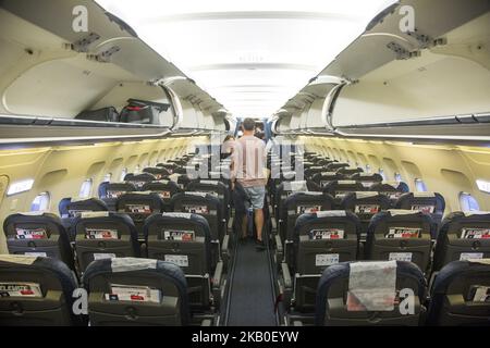 Air Serbia wie am 21 2018. August in Belgrad, Serbien, der Flaggenträger des Landes, gesehen. Die Fluggesellschaft betreibt eine Flotte von 21 Flugzeugen vom Hauptdrehkreuz Nikola Tesla International Airport in Belgrad, Serbien. Die Fluggesellschaft gehört der Regierung Serbiens und Etihad Airways, da Etihad eine 49%-Beteiligung an Jat Airways, dem früheren Namen von Air Serbia, erworben hat. Die Fluggesellschaft besitzt eine Tochtergesellschaft namens Aviolet. Die heutige Flotte besteht aus 21 Flugzeugen und einem Auftrag von 10 neuen Airbus A320neo. Derzeit werden 8 Airbus A319, 2 Airbus A320, 3 ATR 72-200, 3 ATR 72-500, 4 Boeing 737-300 und eine breite Karosserie eingesetzt Stockfoto