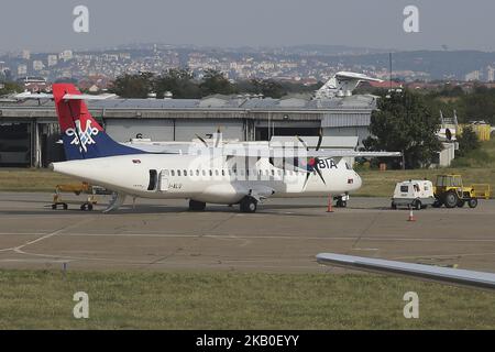 Air Serbia wie am 21 2018. August in Belgrad, Serbien, der Flaggenträger des Landes, gesehen. Die Fluggesellschaft betreibt eine Flotte von 21 Flugzeugen vom Hauptdrehkreuz Nikola Tesla International Airport in Belgrad, Serbien. Die Fluggesellschaft gehört der Regierung Serbiens und Etihad Airways, da Etihad eine 49%-Beteiligung an Jat Airways, dem früheren Namen von Air Serbia, erworben hat. Die Fluggesellschaft besitzt eine Tochtergesellschaft namens Aviolet. Die heutige Flotte besteht aus 21 Flugzeugen und einem Auftrag von 10 neuen Airbus A320neo. Derzeit werden 8 Airbus A319, 2 Airbus A320, 3 ATR 72-200, 3 ATR 72-500, 4 Boeing 737-300 und eine breite Karosserie eingesetzt Stockfoto