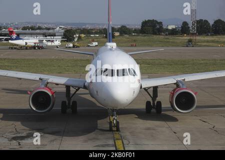 Air Serbia wie am 21 2018. August in Belgrad, Serbien, der Flaggenträger des Landes, gesehen. Die Fluggesellschaft betreibt eine Flotte von 21 Flugzeugen vom Hauptdrehkreuz Nikola Tesla International Airport in Belgrad, Serbien. Die Fluggesellschaft gehört der Regierung Serbiens und Etihad Airways, da Etihad eine 49%-Beteiligung an Jat Airways, dem früheren Namen von Air Serbia, erworben hat. Die Fluggesellschaft besitzt eine Tochtergesellschaft namens Aviolet. Die heutige Flotte besteht aus 21 Flugzeugen und einem Auftrag von 10 neuen Airbus A320neo. Derzeit werden 8 Airbus A319, 2 Airbus A320, 3 ATR 72-200, 3 ATR 72-500, 4 Boeing 737-300 und eine breite Karosserie eingesetzt Stockfoto