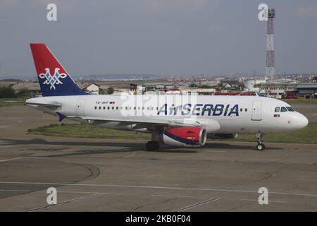 Air Serbia wie am 21 2018. August in Belgrad, Serbien, der Flaggenträger des Landes, gesehen. Die Fluggesellschaft betreibt eine Flotte von 21 Flugzeugen vom Hauptdrehkreuz Nikola Tesla International Airport in Belgrad, Serbien. Die Fluggesellschaft gehört der Regierung Serbiens und Etihad Airways, da Etihad eine 49%-Beteiligung an Jat Airways, dem früheren Namen von Air Serbia, erworben hat. Die Fluggesellschaft besitzt eine Tochtergesellschaft namens Aviolet. Die heutige Flotte besteht aus 21 Flugzeugen und einem Auftrag von 10 neuen Airbus A320neo. Derzeit werden 8 Airbus A319, 2 Airbus A320, 3 ATR 72-200, 3 ATR 72-500, 4 Boeing 737-300 und eine breite Karosserie eingesetzt Stockfoto