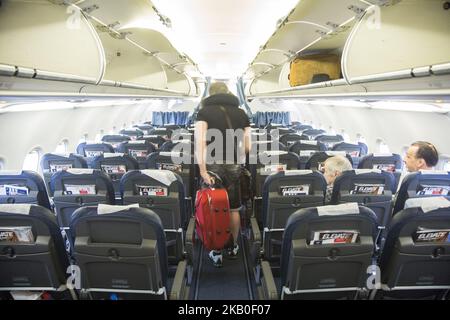 Air Serbia wie am 21 2018. August in Belgrad, Serbien, der Flaggenträger des Landes, gesehen. Die Fluggesellschaft betreibt eine Flotte von 21 Flugzeugen vom Hauptdrehkreuz Nikola Tesla International Airport in Belgrad, Serbien. Die Fluggesellschaft gehört der Regierung Serbiens und Etihad Airways, da Etihad eine 49%-Beteiligung an Jat Airways, dem früheren Namen von Air Serbia, erworben hat. Die Fluggesellschaft besitzt eine Tochtergesellschaft namens Aviolet. Die heutige Flotte besteht aus 21 Flugzeugen und einem Auftrag von 10 neuen Airbus A320neo. Derzeit werden 8 Airbus A319, 2 Airbus A320, 3 ATR 72-200, 3 ATR 72-500, 4 Boeing 737-300 und eine breite Karosserie eingesetzt Stockfoto