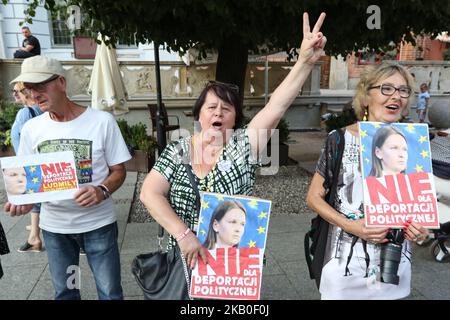 Demonstranten mit Lyudmila Kozlovska-Bildern sind in Danzig, Polen zu sehen am 23. August 2018 protestieren Menschen gegen die Abschiebung aus Polen eine ukrainische Aktivistin des offenen Dialogs, Lyudmila Kozlovska (Ludmila Kozlowska), wurde deportiert, nachdem sie die rechte Rechts- und Justizregierung kritisiert hatte. Kozlovska lebte mit ihrem polnischen Ehemann 10 Jahre lang in Polen. (Foto von Michal Fludra/NurPhoto) Stockfoto