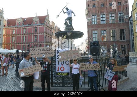 Demonstranten mit Lyudmila Kozlovska-Bildern sind in Danzig, Polen zu sehen am 23. August 2018 protestieren Menschen gegen die Abschiebung aus Polen eine ukrainische Aktivistin des offenen Dialogs, Lyudmila Kozlovska (Ludmila Kozlowska), wurde deportiert, nachdem sie die rechte Rechts- und Justizregierung kritisiert hatte. Kozlovska lebte mit ihrem polnischen Ehemann 10 Jahre lang in Polen. (Foto von Michal Fludra/NurPhoto) Stockfoto