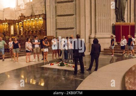 Blick auf das Tal der Gefallenen am 23. August 2018 in San Lorenzo de El Escorial, Spanien. Die Überreste des faschistischen Diktators Francisco Franco könnten bald aus dem staatlich finanzierten Mausoleum „El Valle de los Caídos“ (Tal der Gefallenen) entfernt werden, Nach dem Plan der sozialistischen Regierung Spaniens, das Denkmal in einen Ort zu verwandeln, an den man sich an den Bürgerkrieg erinnert, anstatt die Diktatur zu verherrlichen. Das Tal wurde 1959 von Franco selbst eröffnet und beherbergt eine katholische Basilika, die in einem Hügel in der Nähe von Madrid liegt, wo der Gründer der faschistischen spanischen Falange-Partei, Jose Antonio Primo de Rivera, ist ebenfalls in der Einung. It Stockfoto