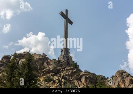 Blick auf das Tal der Gefallenen am 23. August 2018 in San Lorenzo de El Escorial, Spanien. Die Überreste des faschistischen Diktators Francisco Franco könnten bald aus dem staatlich finanzierten Mausoleum „El Valle de los Caídos“ (Tal der Gefallenen) entfernt werden, Nach dem Plan der sozialistischen Regierung Spaniens, das Denkmal in einen Ort zu verwandeln, an den man sich an den Bürgerkrieg erinnert, anstatt die Diktatur zu verherrlichen. Das Tal wurde 1959 von Franco selbst eröffnet und beherbergt eine katholische Basilika, die in einem Hügel in der Nähe von Madrid liegt, wo der Gründer der faschistischen spanischen Falange-Partei, Jose Antonio Primo de Rivera, ist ebenfalls in der Einung. It Stockfoto