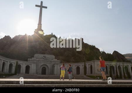 Blick auf das Tal der Gefallenen am 23. August 2018 in San Lorenzo de El Escorial, Spanien. Die Überreste des faschistischen Diktators Francisco Franco könnten bald aus dem staatlich finanzierten Mausoleum „El Valle de los Caídos“ (Tal der Gefallenen) entfernt werden, Nach dem Plan der sozialistischen Regierung Spaniens, das Denkmal in einen Ort zu verwandeln, an den man sich an den Bürgerkrieg erinnert, anstatt die Diktatur zu verherrlichen. Das Tal wurde 1959 von Franco selbst eröffnet und beherbergt eine katholische Basilika, die in einem Hügel in der Nähe von Madrid liegt, wo der Gründer der faschistischen spanischen Falange-Partei, Jose Antonio Primo de Rivera, ist ebenfalls in der Einung. It Stockfoto