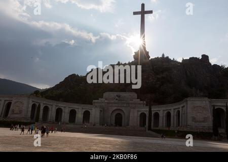 Blick auf das Tal der Gefallenen am 23. August 2018 in San Lorenzo de El Escorial, Spanien. Die Überreste des faschistischen Diktators Francisco Franco könnten bald aus dem staatlich finanzierten Mausoleum „El Valle de los Caídos“ (Tal der Gefallenen) entfernt werden, Nach dem Plan der sozialistischen Regierung Spaniens, das Denkmal in einen Ort zu verwandeln, an den man sich an den Bürgerkrieg erinnert, anstatt die Diktatur zu verherrlichen. Das Tal wurde 1959 von Franco selbst eröffnet und beherbergt eine katholische Basilika, die in einem Hügel in der Nähe von Madrid liegt, wo der Gründer der faschistischen spanischen Falange-Partei, Jose Antonio Primo de Rivera, ist ebenfalls in der Einung. It Stockfoto