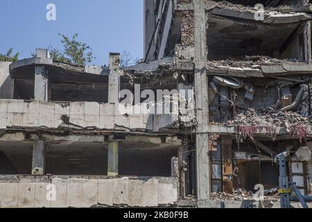 Das bombardierte Gebäude A. das Gebäude des jugoslawischen Verteidigungsministeriums der jugoslawische Generalstab mit den Ruinen und im gleichen Zustand nach dem NATO-Bombenanschlag von 1999. Die NATO bombardierte das Gebäude am 29/30. April 1999 zweimal als militärisches Ziel und dann einmal um Mitternacht vom 7. Bis 8. Mai 1999. Heute ist es ein geschütztes Denkmal, das das Leiden Serbiens während des NATO-Krieges zeigt. Es gibt viele Vorschläge für den Wiederaufbau, aber auch einen Antrag auf Kandidatur für das UNESCO-Weltkulturerbe. 21. August 2018 - Belgrad, Serbien (Foto von Nicolas Economou/NurPhoto) Stockfoto