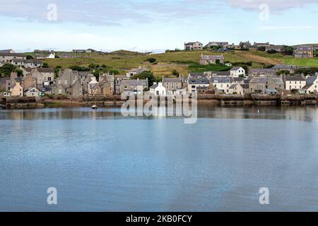 Blick auf Stromness von den NorthLink Ferries, Orkney, Schottland, Großbritannien Stockfoto