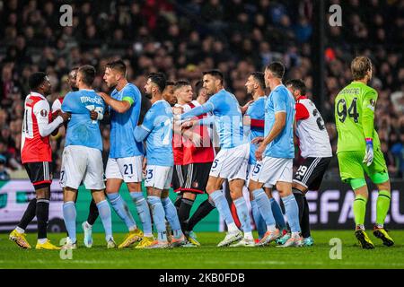 Rotterdam - Ein Kampf während des Spiels zwischen Feyenoord und Lazio Roma im Stadion Feijenoord De Kuip am 3. November 2022 in Rotterdam, Niederlande. (Box-to-Box-Bilder/Yannick Verhoeven) Stockfoto