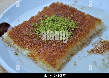 Das traditionelle türkische Dessert Hatay Kunefe ist am letzten Tag des Opferfestes Eid al-Adha in der südlichen Provinz Hatay in der Türkei am 24. August 2018 abgebildet. Hatay grenzt im Süden an Syrien. (Foto von Altan Gocher/NurPhoto) Stockfoto