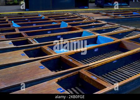 Die Boote auf dem Fluss Cam sind am 25. August 2018 in Cambridge abgebildet. Cambridge ist die Heimat der weltbekannten University of Cambridge, die 1209 gegründet wurde. Die Universität umfasst die King's College Chapel, das Cavendish Laboratory und die Cambridge University Library, eine der größten Bibliotheken für legale Depots der Welt. Die Skyline der Stadt wird von mehreren Hochschulgebäuden dominiert, zusammen mit dem Turm der Madonna und der English Martyrs Church, dem Kamin des Addenbrooke's Hospital und dem St. John's College Chapel Tower. Anglia Ruskin University, entstanden aus der Cambridge School of Art und Stockfoto