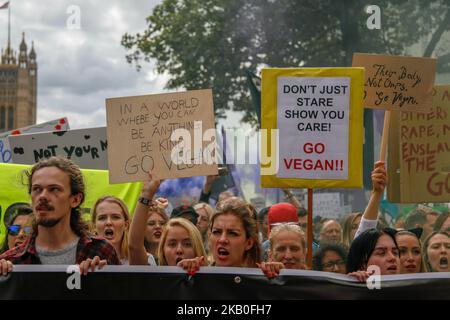 Am 25. August 2018 veranstalteten Veganer- und Tieraktivisten in London einen marsch, um das Ende der Fleischindustrie und die Befreiung aller Tiere zu fordern. (Foto von Alex Cavendish/NurPhoto) Stockfoto