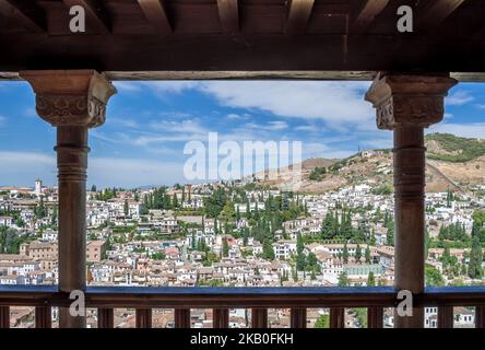 Blick auf die Stadt Granada vom herrlichen Alhamra (Alhambra) Palast. Das prächtige Bauwerk wurde 889 n. Chr. während der muslimischen Herrschaft über Spanien erbaut. Stockfoto