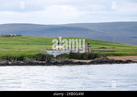 Ansicht des Graemsay Low Lighthouse von den NorthLink Ferries , Orkney, Schottland, Großbritannien Stockfoto