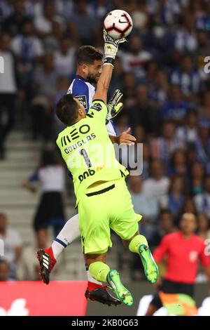 Der brasilianische Verteidiger von Porto, der sich am 25. August 2018 im Dragao Stadium in Porto gegen den brasilianischen Torhüter Douglas (L) von Vitoria SC im Kampf der Premier League 2018/19 zwischen dem FC Porto und Vitoria SC, wetteiferte. (Foto von Paulo Oliveira / DPI / NurPhoto) Stockfoto