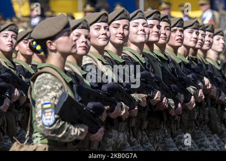 militärangehöriger marschieren während einer Militärparade zum Unabhängigkeitstag der Ukraine in Kiew, Ukraine, 24. August 2018. (Foto von Maxym Marusenko/NurPhoto) Stockfoto