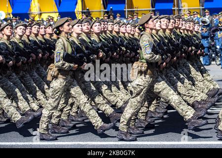 militärangehöriger marschieren während einer Militärparade zum Unabhängigkeitstag der Ukraine in Kiew, Ukraine, 24. August 2018. (Foto von Maxym Marusenko/NurPhoto) Stockfoto