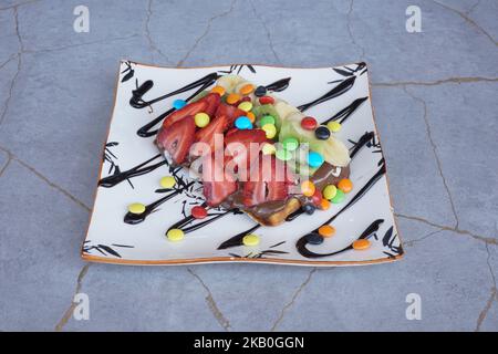 Erdbeer-, Banana- und Bonbon-Waffeln Stockfoto