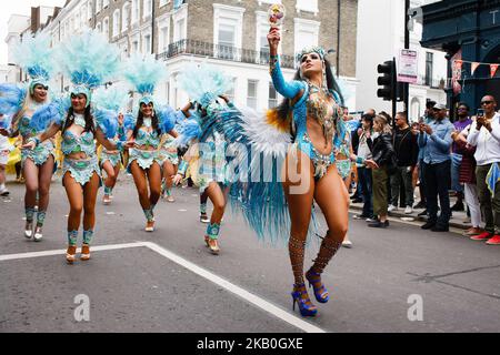 Nachtschwärmer und Paradiese packen die Straßen von Notting Hill im Westen Londons zum Haupttag des Notting Hill Carnival 2018 in London, England, am 27. August 2018. Es werden Hunderttausende erwartet, wobei die Metropolitan Police inzwischen in Kraft getreten ist, um dem Ruf des Karnevals als Hotspot für Kriminalität und Bandengewalt entgegenzuwirken. (Foto von David Cliff/NurPhoto) Stockfoto