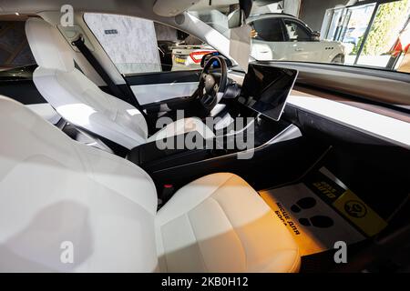 Lviv, Ukraine - 09. Oktober 2022: Innenraum des Tesla Model Y Long Range Dual Motor auf dem Autosalon. Stockfoto