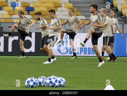 Ajax-Spieler Klaas Jan Huntelaar (3-R) nimmt am 27. August 2018 an einer Trainingseinheit im NSC Olimpiyskiy-Stadion in Kiew, Ukraine, Teil. Ajax Amsterdam wird am 28. August beim UEFA Champions League-Spiel, der zweiten Etappe, gegen den FC Dynamo Kiew antreten. (Foto von STR/NurPhoto) Stockfoto