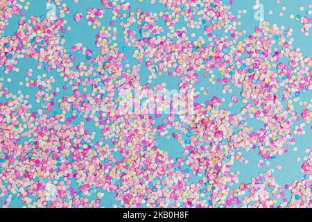 Flatlay von Farben Punkte Partei mit blauen Pastell Hintergrund, Draufsicht Stockfoto