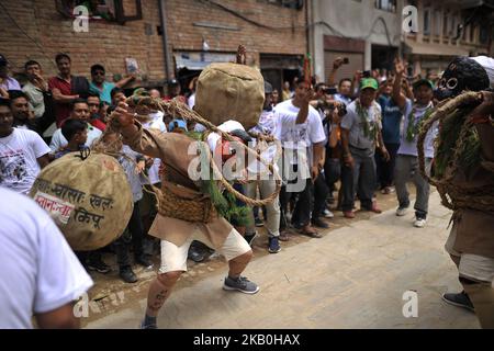 Eine nepalesische Maskentänzerin tanzt in traditioneller Kleidung während des Gai Jatra oder Cow Festivals, das am Montag, den 27. August 2018 in Kirtipur, Nepal, gefeiert wird. Anlässlich des Gai Jatra- oder Kuh-Festivals feiert das nepalesische Volk, indem es sich an verringerte erinnert und den verstorbenen Seelen Tribut zollt. Eine Kuh wird von Hindus als heilig angesehen, die glauben, dass sie dem verstorbenen Verwandten helfen wird, in den Himmel zu reisen. (Foto von Narayan Maharjan/NurPhoto) Stockfoto