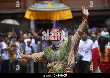 Eine nepalesische Maskentänzerin tanzt in traditioneller Kleidung während des Gai Jatra oder Cow Festivals, das am Montag, den 27. August 2018 in Kirtipur, Nepal, gefeiert wird. Anlässlich des Gai Jatra- oder Kuh-Festivals feiert das nepalesische Volk, indem es sich an verringerte erinnert und den verstorbenen Seelen Tribut zollt. Eine Kuh wird von Hindus als heilig angesehen, die glauben, dass sie dem verstorbenen Verwandten helfen wird, in den Himmel zu reisen. (Foto von Narayan Maharjan/NurPhoto) Stockfoto