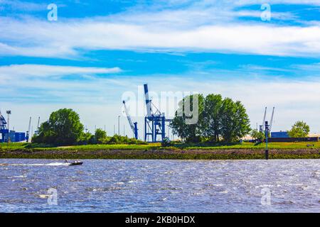 Weser mit Deichindustrie und Erholung bei Schlachte in Bremen Deutschland. Stockfoto