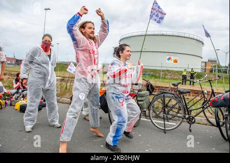 Die Bewegung „Code Rood“ organisierte am 28.. August in Groningen, Niederlande, eine zivile Ungehorsam-Aktion gegen das NAM-Ölkonzerns-Kollektiv, das Royal Dutch Shell Plc und Exxon Mobil Corp einbezieht. Da Erdbeben im Norden der Niederlande immer heftiger und häufiger werden, nimmt der Druck auf die Regierung zu, die Menge an Gas zu reduzieren, die dort gefördert wird. Mit dieser Aktion fordert Code Rood Schadenersatz und das Ende der Gasförderung in Groningen. Groninger Gas wurde im Jahr 1960s entdeckt. Seitdem hat die niederländische Regierung schätzungsweise 250 eingeerntet Stockfoto