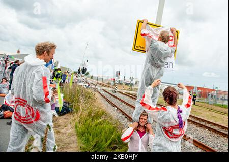 Die Bewegung „Code Rood“ organisierte am 28.. August in Groningen, Niederlande, eine zivile Ungehorsam-Aktion gegen das NAM-Ölkonzerns-Kollektiv, das Royal Dutch Shell Plc und Exxon Mobil Corp einbezieht. Da Erdbeben im Norden der Niederlande immer heftiger und häufiger werden, nimmt der Druck auf die Regierung zu, die Menge an Gas zu reduzieren, die dort gefördert wird. Mit dieser Aktion fordert Code Rood Schadenersatz und das Ende der Gasförderung in Groningen. Groninger Gas wurde im Jahr 1960s entdeckt. Seitdem hat die niederländische Regierung schätzungsweise 250 eingeerntet Stockfoto