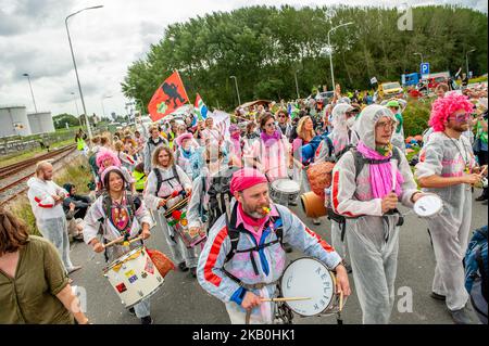 Die Bewegung „Code Rood“ organisierte am 28.. August in Groningen, Niederlande, eine zivile Ungehorsam-Aktion gegen das NAM-Ölkonzerns-Kollektiv, das Royal Dutch Shell Plc und Exxon Mobil Corp einbezieht. Da Erdbeben im Norden der Niederlande immer heftiger und häufiger werden, nimmt der Druck auf die Regierung zu, die Menge an Gas zu reduzieren, die dort gefördert wird. Mit dieser Aktion fordert Code Rood Schadenersatz und das Ende der Gasförderung in Groningen. Groninger Gas wurde im Jahr 1960s entdeckt. Seitdem hat die niederländische Regierung schätzungsweise 250 eingeerntet Stockfoto