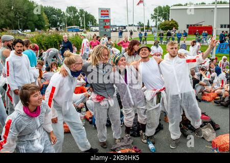 Die Bewegung „Code Rood“ organisierte am 28.. August in Groningen, Niederlande, eine zivile Ungehorsam-Aktion gegen das NAM-Ölkonzerns-Kollektiv, das Royal Dutch Shell Plc und Exxon Mobil Corp einbezieht. Da Erdbeben im Norden der Niederlande immer heftiger und häufiger werden, nimmt der Druck auf die Regierung zu, die Menge an Gas zu reduzieren, die dort gefördert wird. Mit dieser Aktion fordert Code Rood Schadenersatz und das Ende der Gasförderung in Groningen. Groninger Gas wurde im Jahr 1960s entdeckt. Seitdem hat die niederländische Regierung schätzungsweise 250 eingeerntet Stockfoto