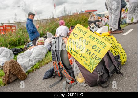 Die Bewegung „Code Rood“ organisierte am 28.. August in Groningen, Niederlande, eine zivile Ungehorsam-Aktion gegen das NAM-Ölkonzerns-Kollektiv, das Royal Dutch Shell Plc und Exxon Mobil Corp einbezieht. Da Erdbeben im Norden der Niederlande immer heftiger und häufiger werden, nimmt der Druck auf die Regierung zu, die Menge an Gas zu reduzieren, die dort gefördert wird. Mit dieser Aktion fordert Code Rood Schadenersatz und das Ende der Gasförderung in Groningen. Groninger Gas wurde im Jahr 1960s entdeckt. Seitdem hat die niederländische Regierung schätzungsweise 250 eingeerntet Stockfoto