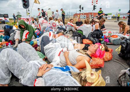 Die Bewegung „Code Rood“ organisierte am 28.. August in Groningen, Niederlande, eine zivile Ungehorsam-Aktion gegen das NAM-Ölkonzerns-Kollektiv, das Royal Dutch Shell Plc und Exxon Mobil Corp einbezieht. Da Erdbeben im Norden der Niederlande immer heftiger und häufiger werden, nimmt der Druck auf die Regierung zu, die Menge an Gas zu reduzieren, die dort gefördert wird. Mit dieser Aktion fordert Code Rood Schadenersatz und das Ende der Gasförderung in Groningen. Groninger Gas wurde im Jahr 1960s entdeckt. Seitdem hat die niederländische Regierung schätzungsweise 250 eingeerntet Stockfoto