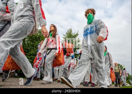 Die Bewegung „Code Rood“ organisierte am 28.. August in Groningen, Niederlande, eine zivile Ungehorsam-Aktion gegen das NAM-Ölkonzerns-Kollektiv, das Royal Dutch Shell Plc und Exxon Mobil Corp einbezieht. Da Erdbeben im Norden der Niederlande immer heftiger und häufiger werden, nimmt der Druck auf die Regierung zu, die Menge an Gas zu reduzieren, die dort gefördert wird. Mit dieser Aktion fordert Code Rood Schadenersatz und das Ende der Gasförderung in Groningen. Groninger Gas wurde im Jahr 1960s entdeckt. Seitdem hat die niederländische Regierung schätzungsweise 250 eingeerntet Stockfoto