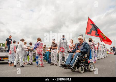 Die Bewegung „Code Rood“ organisierte am 28.. August in Groningen, Niederlande, eine zivile Ungehorsam-Aktion gegen das NAM-Ölkonzerns-Kollektiv, das Royal Dutch Shell Plc und Exxon Mobil Corp einbezieht. Da Erdbeben im Norden der Niederlande immer heftiger und häufiger werden, nimmt der Druck auf die Regierung zu, die Menge an Gas zu reduzieren, die dort gefördert wird. Mit dieser Aktion fordert Code Rood Schadenersatz und das Ende der Gasförderung in Groningen. Groninger Gas wurde im Jahr 1960s entdeckt. Seitdem hat die niederländische Regierung schätzungsweise 250 eingeerntet Stockfoto