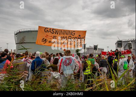 Die Bewegung „Code Rood“ organisierte am 28.. August in Groningen, Niederlande, eine zivile Ungehorsam-Aktion gegen das NAM-Ölkonzerns-Kollektiv, das Royal Dutch Shell Plc und Exxon Mobil Corp einbezieht. Da Erdbeben im Norden der Niederlande immer heftiger und häufiger werden, nimmt der Druck auf die Regierung zu, die Menge an Gas zu reduzieren, die dort gefördert wird. Mit dieser Aktion fordert Code Rood Schadenersatz und das Ende der Gasförderung in Groningen. Groninger Gas wurde im Jahr 1960s entdeckt. Seitdem hat die niederländische Regierung schätzungsweise 250 eingeerntet Stockfoto