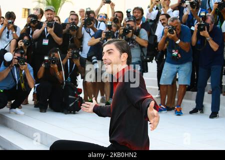 Gastgeber des Festivals Michele Riondino besucht eine Fotoausstellung im Vorfeld des Venedig Filmfestivals 75. im Palazzo del Casino am 28. August 2018 in Venedig, Italien. (Foto von Matteo Chinellato/NurPhoto) Stockfoto